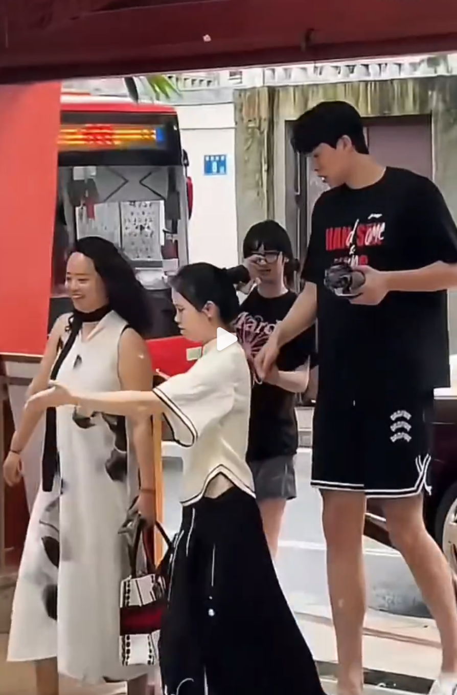 bt, 女友害羞地