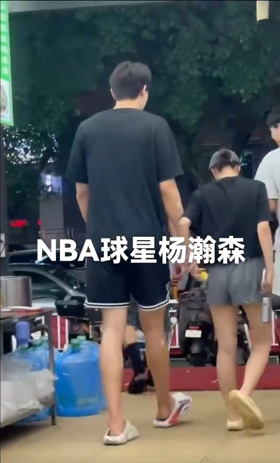 qjKfN, 大大方方的