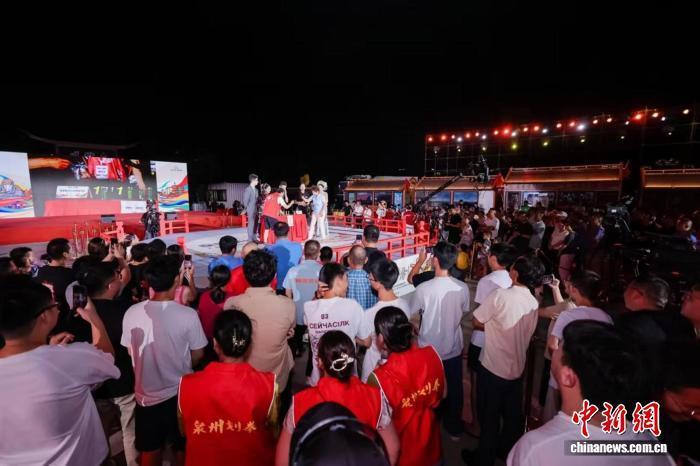 与影响力, 奋力比拼, 上演